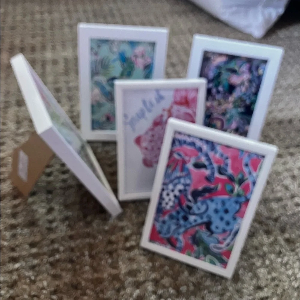 Lilly Pulitzer features tones